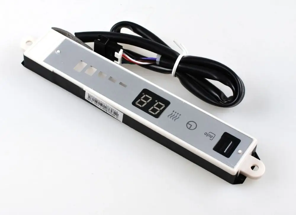 Platine mit LED-Display und Anschlusskabel, möglicherweise für Klimageräte von Remko, zur Anzeige von Temperaturen und Betriebszuständen.