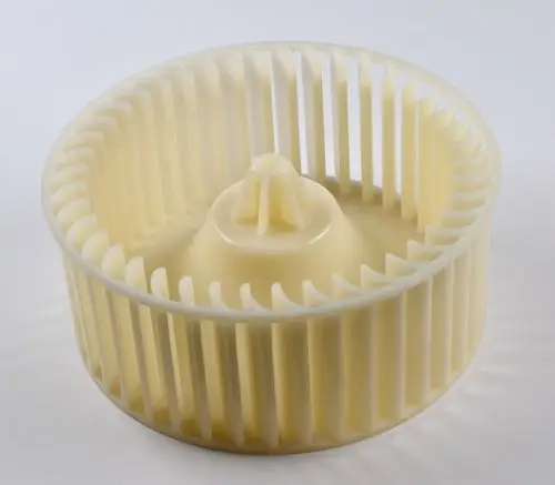 Ventilatorflügel aus hellem Kunststoff mit einer ringförmigen Struktur und zahlreichen Lüftungsschlitzen, hergestellt von Remko.
