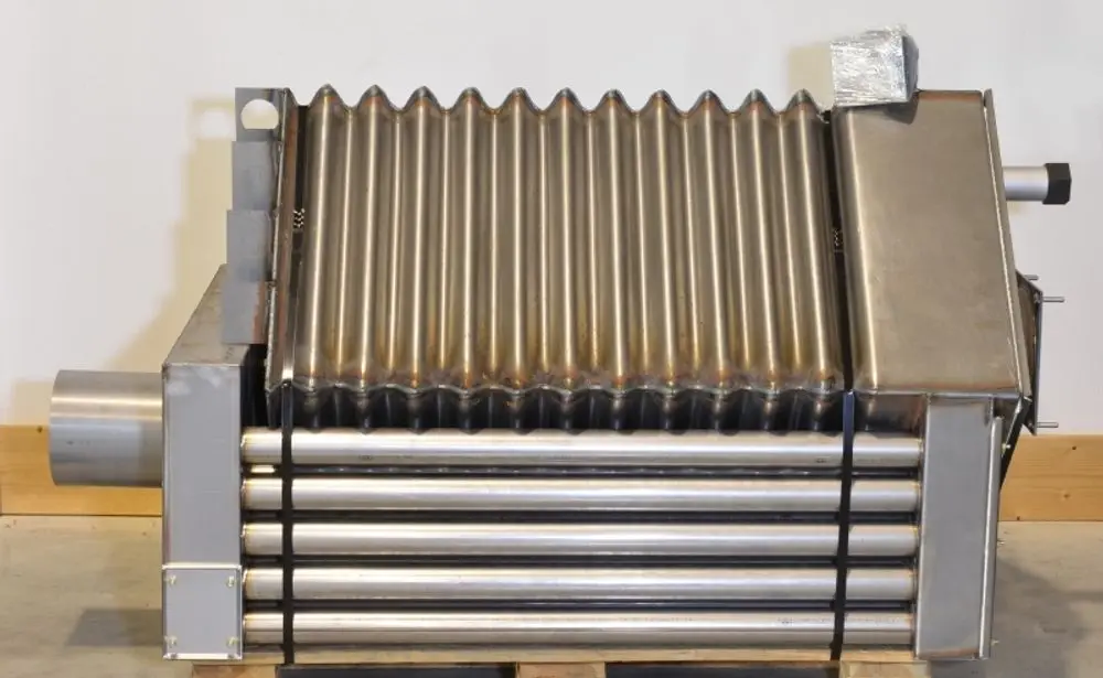 Brennkammer aus Edelstahl im industriellen Design, gefertigt von Remko. Das Produkt zeigt gewellte Oberflächen und Rohrleitungen zur Wärmeübertragung.