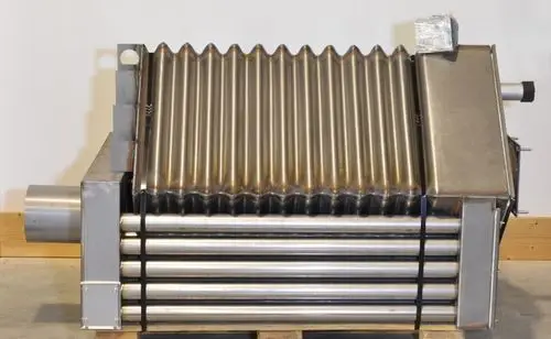 Brennkammer aus Edelstahl im industriellen Design, gefertigt von Remko. Das Produkt zeigt gewellte Oberflächen und Rohrleitungen zur Wärmeübertragung.