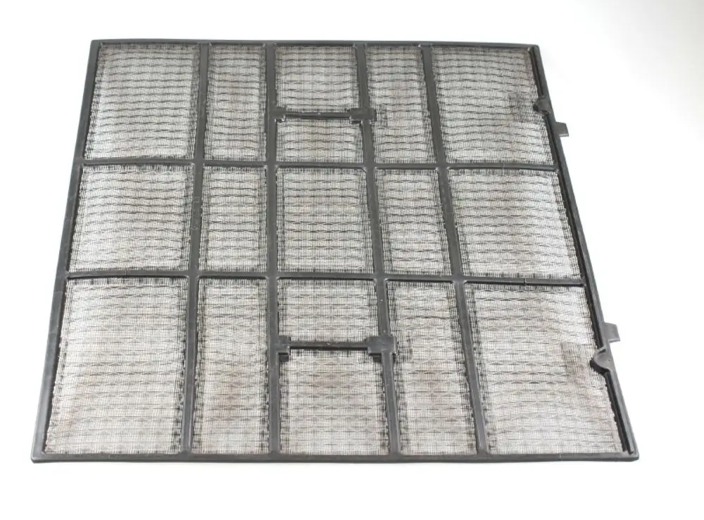 Luftfilter mit einem gestuften Gitterdesign, geeignet für die Nutzung in Remko-Geräten, mit mehreren separaten Bereichen auf der Oberfläche.