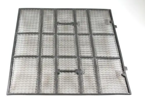 Luftfilter mit einem gestuften Gitterdesign, geeignet für die Nutzung in Remko-Geräten, mit mehreren separaten Bereichen auf der Oberfläche.