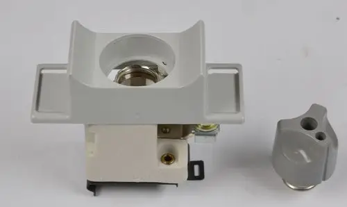 Sockel mit Fassung und Kappe von Remko, bestehend aus einem weißen Gehäuse und einer grauen Kappe, zur elektrischen Verbindung oder Befestigung.
