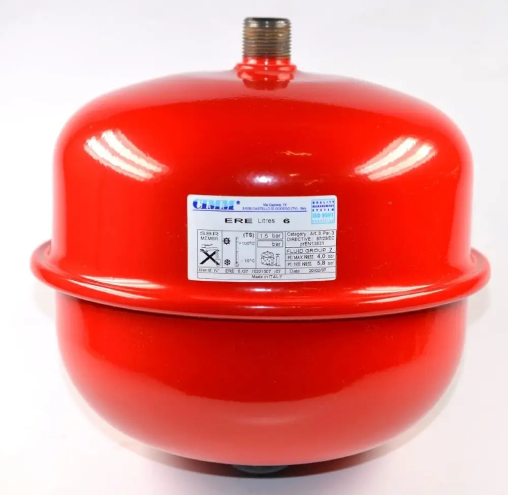 Rotes Membranausdehnungsgefäß von Remko mit Gewindeanschluss. Das Gerät ist für hydraulische Systeme konzipiert und weist eine technische Kennzeichnung auf.