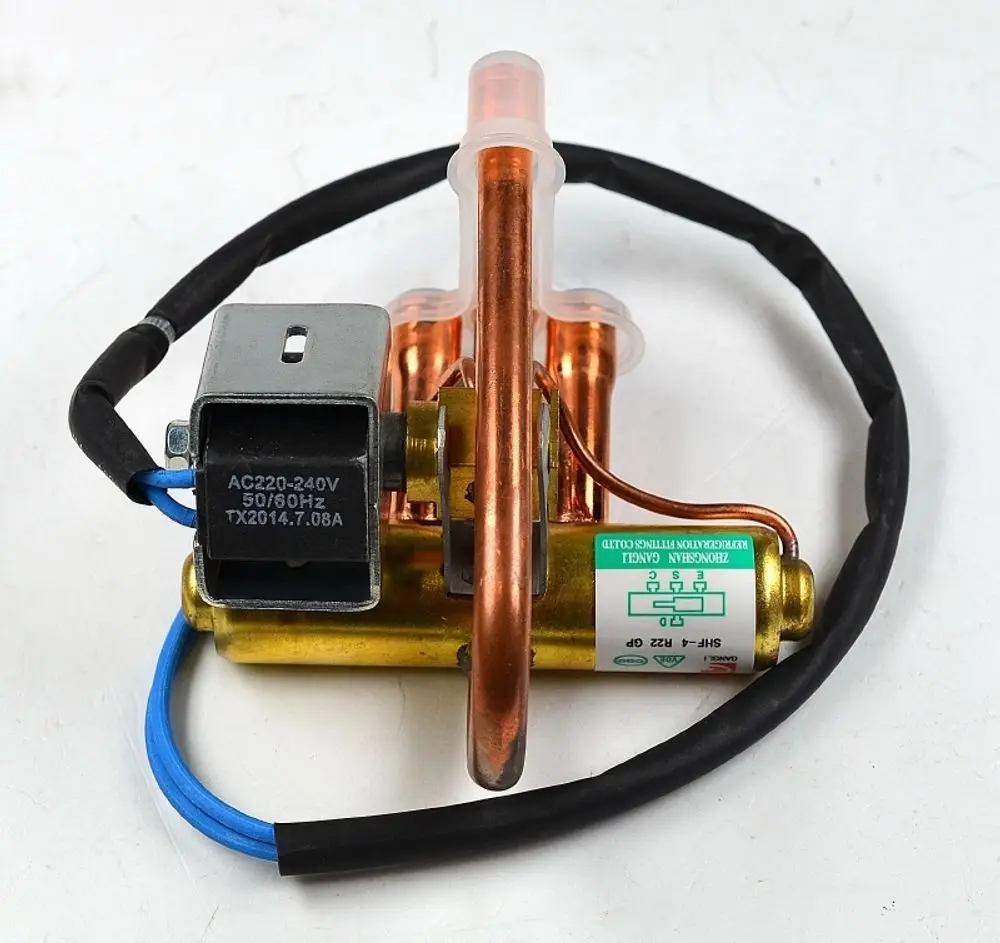 Umkehrventil mit einer elektrischen Steuerung und Kupferrohren, verwendet in Heiz- oder Kühlsystemen. Erkennbar an der Marke Remko.
