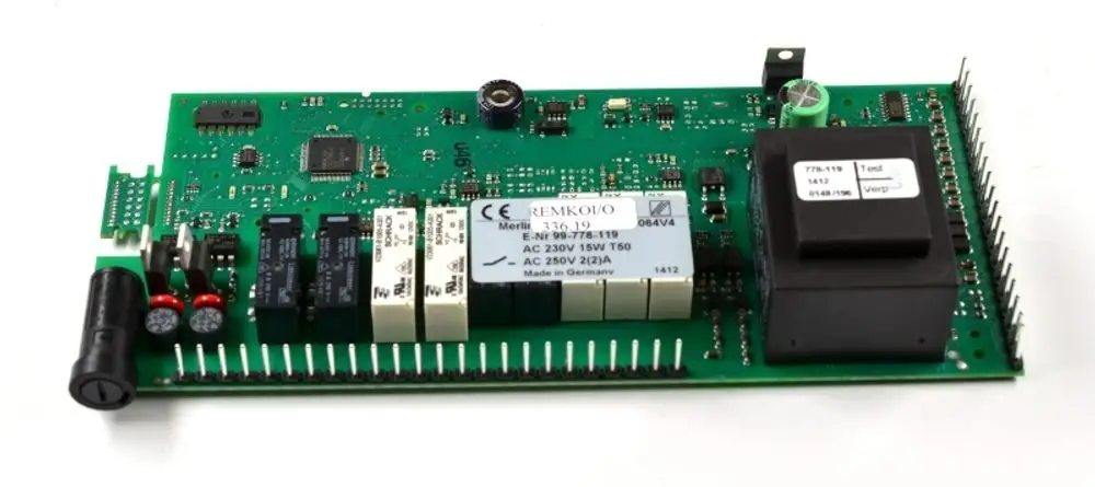 Grüne Leiterplatte mit mehreren Relais, Kondensatoren, einem Transformator und Anschlussleisten. Hersteller Remko. Platine für elektrotechnische Anwendungen.