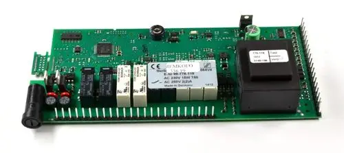 Grüne Leiterplatte mit mehreren Relais, Kondensatoren, einem Transformator und Anschlussleisten. Hersteller Remko. Platine für elektrotechnische Anwendungen.