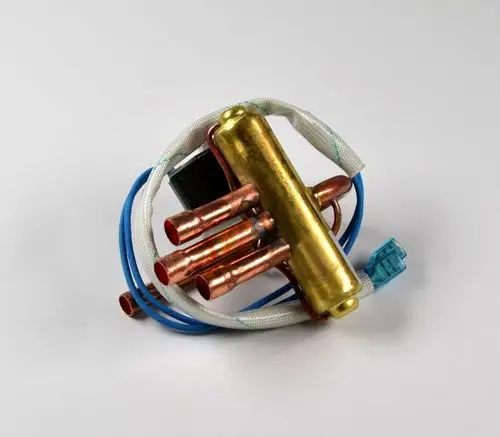 Umkehrventil mit mehreren Kupferrohren und elektrischen Anschlüssen, hergestellt von Remko, zur Verwendung in Kühlsystemen oder Wärmepumpen.