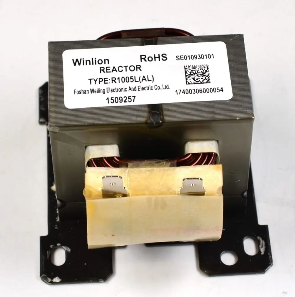 Transformator von Remko mit mehreren Anschlussklemmen und Kupferwicklungen. Weißes Gehäuse mit Identifikationsaufkleber. Kompetenz im Bereich Elektrotechnik erkennbar.