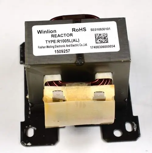 Transformator von Remko mit mehreren Anschlussklemmen und Kupferwicklungen. Weißes Gehäuse mit Identifikationsaufkleber. Kompetenz im Bereich Elektrotechnik erkennbar.