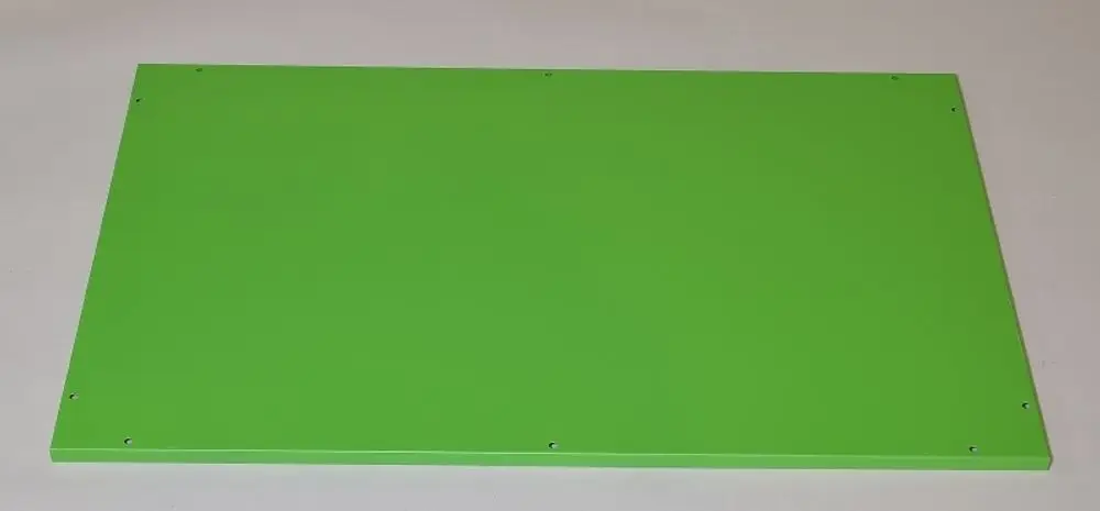 Grünes Metallblech mit mehreren Bohrungen, wahrscheinlich für Montagezwecke. Produkt von Remko, auf einer neutralen Oberfläche platziert.