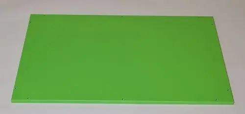 Grünes Metallblech mit mehreren Bohrungen, wahrscheinlich für Montagezwecke. Produkt von Remko, auf einer neutralen Oberfläche platziert.