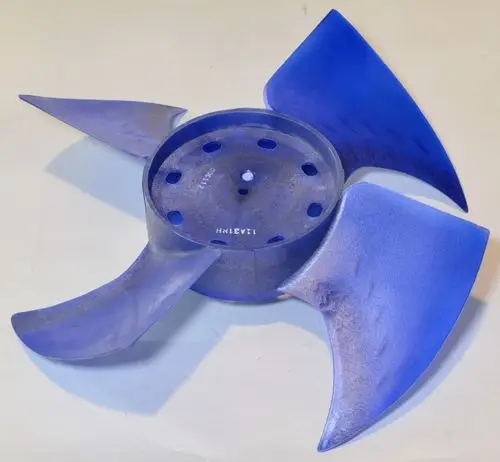 Blauer Ventilatorflügel mit vier Blättern, montiert auf einer zentralen Halterung, möglicherweise für ein Klimagerät von Remko.