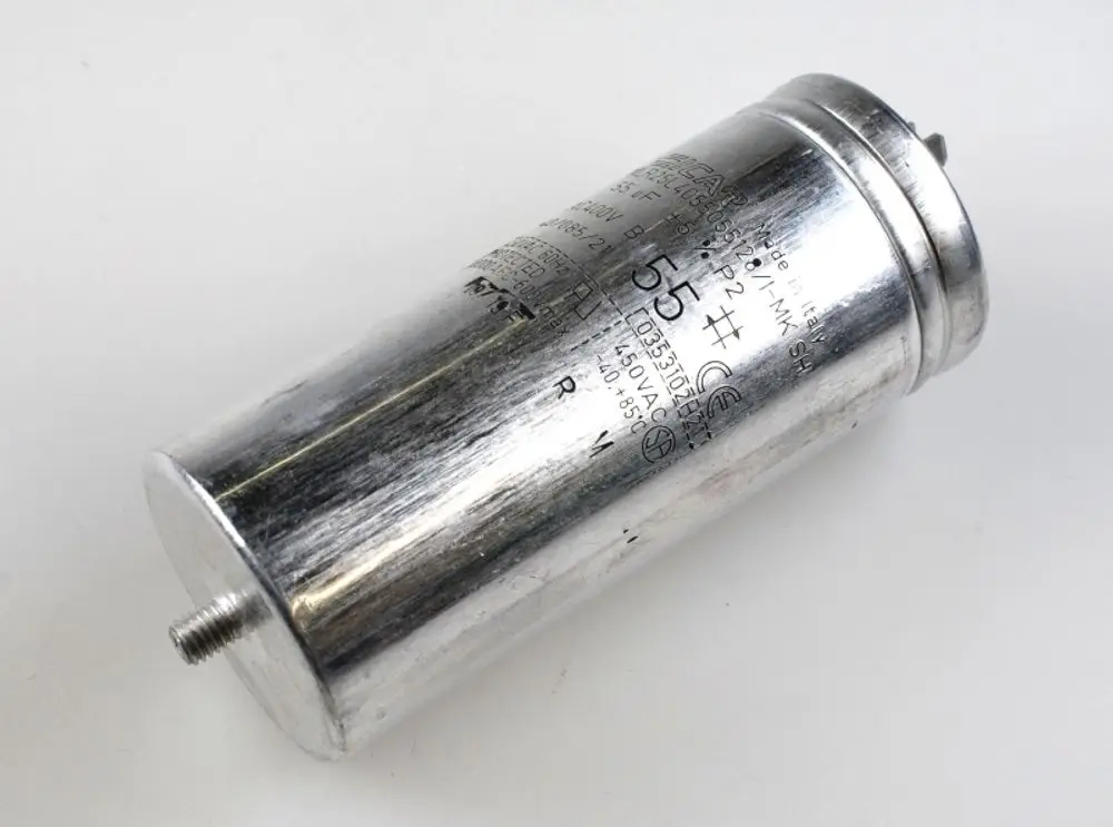 Kondensator in silberner Metallausführung, mit Gewindeanschlüssen, gekennzeichnet mit der Marke Remko. Funktionen in Kühlsystemen oder Kompressoren.