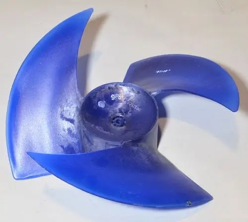 Remko Ventilatorflügel in Blau mit drei Blättern, mittigem Aufnahmebereich. Geeignet für spezifische Anwendungen in Klimageräten oder Kühlungssystemen.