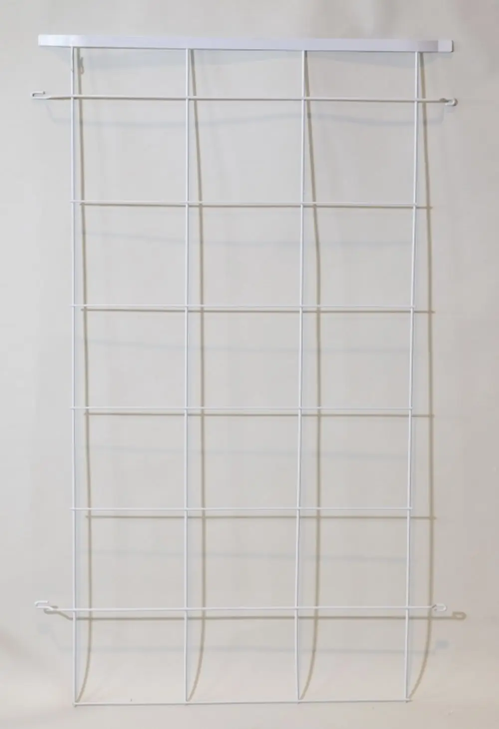 Weiße Gitterstruktur mit vertikalen und horizontalen Stäben, geeignet für verschiedene Anwendungen. Produkt von Remko, simplifiziertes Design zur vielseitigen Nutzung.