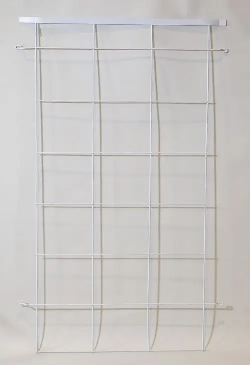 Weiße Gitterstruktur mit vertikalen und horizontalen Stäben, geeignet für verschiedene Anwendungen. Produkt von Remko, simplifiziertes Design zur vielseitigen Nutzung.