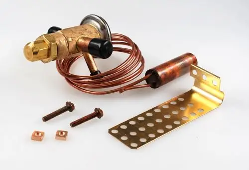 Remko Expansionsventil in der kompletten Bauweise, einschließlich Kupferrohr, Anschlussstück, Schrauben und Montagebügel.