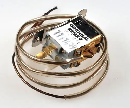 Temperaturregler aus Metall und Kunststoff von Remko mit Anschlussklemmen und spiralförmigem Heizelement.