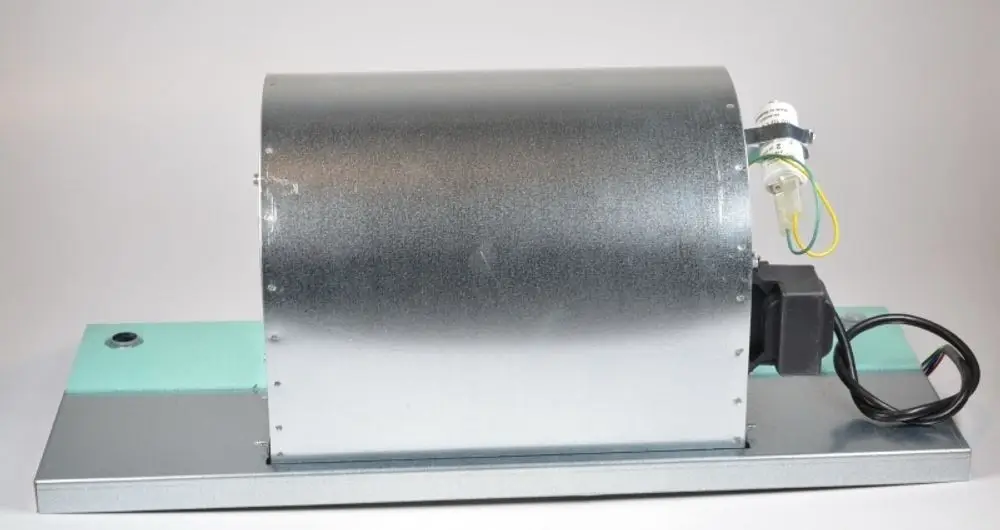 Ventilatoreinheit von Remko mit metallischem Gehäuse und elektrischen Anschluss, montiert auf einer stabilen Unterlage. Der Antrieb ist seitlich sichtbar.