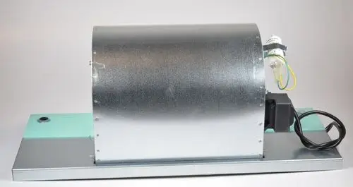 Ventilatoreinheit von Remko mit metallischem Gehäuse und elektrischen Anschluss, montiert auf einer stabilen Unterlage. Der Antrieb ist seitlich sichtbar.