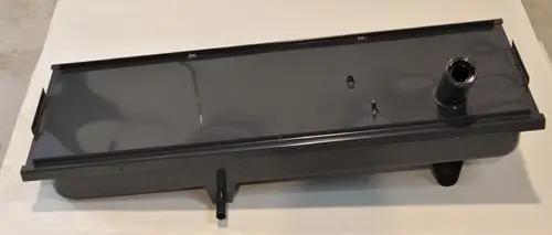 Brennstoffbehälter in dunkler Farbe mit seitlicher Öffnung, gefertigt von Remko. Die flache, rechteckige Form ist auf einem hellen Untergrund sichtbar.
