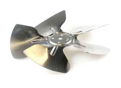 Remko-Ventilatorflügel aus Metall mit mehreren Blättern, die symmetrisch angeordnet sind. Das Design ermöglicht effizientere Luftzirkulation.