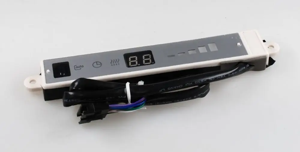 Displayplatine von Remko mit digitaler Anzeige, mehreren Tasten und Anschlusskabel für Steuerungsfunktionen. Gehäuse in neutralen Farben.