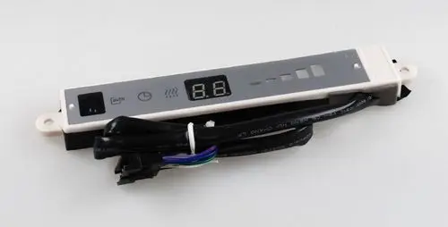 Displayplatine von Remko mit digitaler Anzeige, mehreren Tasten und Anschlusskabel für Steuerungsfunktionen. Gehäuse in neutralen Farben.