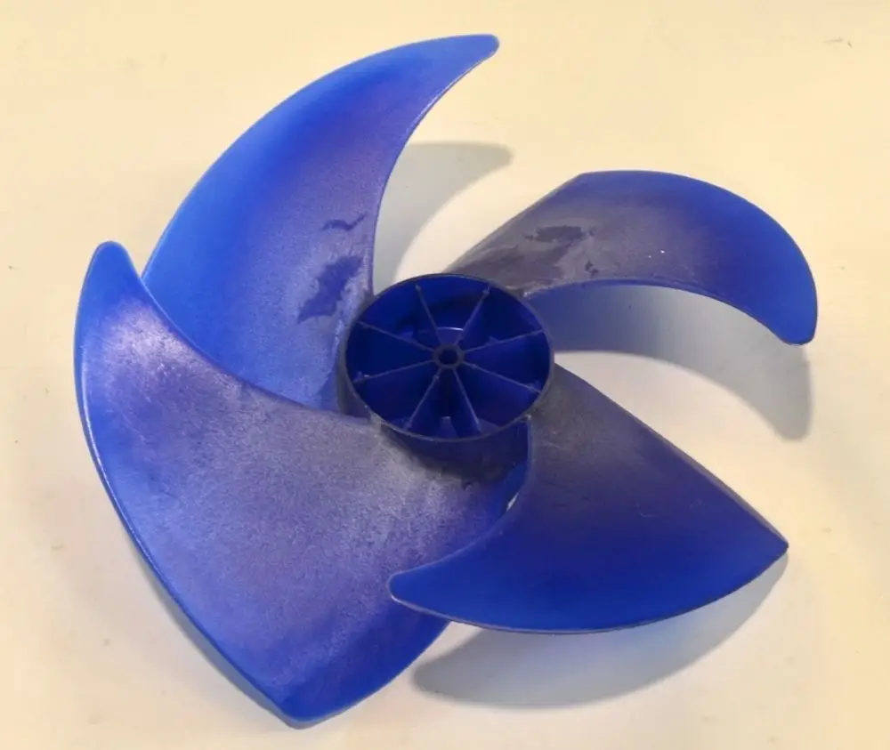Blauer Ventilatorflügel mit einer zentralen Halterung. Das Produkt stammt von der Marke Remko und ist für den Einsatz in einem Verflüssiger geeignet.