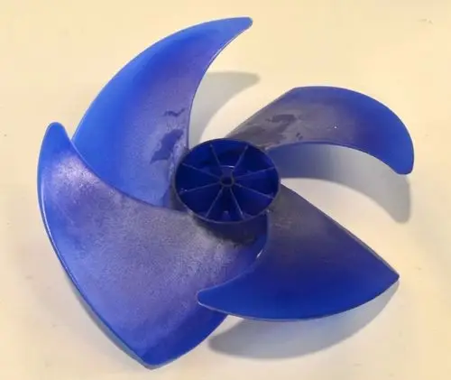 Blauer Ventilatorflügel mit einer zentralen Halterung. Das Produkt stammt von der Marke Remko und ist für den Einsatz in einem Verflüssiger geeignet.