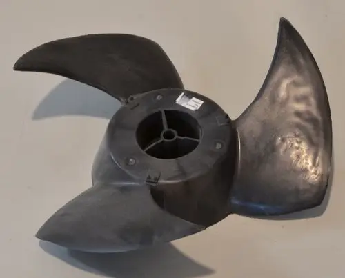 Ventilatorflügel aus schwarzem Material, zentraler Befestigungspunkt, geeignet für den Einsatz im Verflüssiger von Remko.