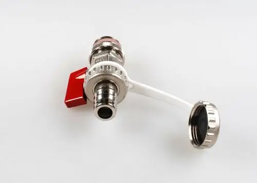 Entleerungsventil mit einem roten Hebel und einer weißen Verbindung, gefertigt von Remko. Das Ventil zeigt eine metallene Oberfläche mit einem abnehmbaren Deckel.