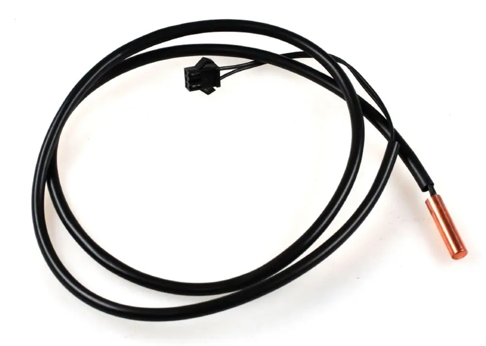 Sensor mit einem Kupferende und schwarz isoliertem Kabel, typisch für Anwendungen von Remko, möglicherweise zur Temperaturmessung in Kühlsystemen.