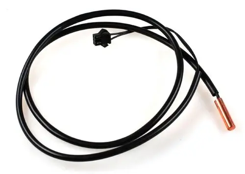 Sensor mit einem Kupferende und schwarz isoliertem Kabel, typisch für Anwendungen von Remko, möglicherweise zur Temperaturmessung in Kühlsystemen.