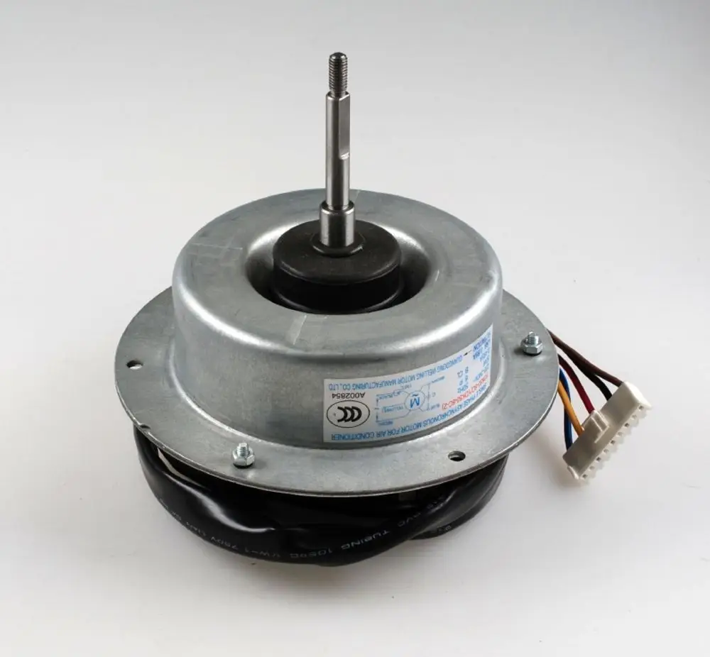 Remko Ventilatormotor mit metallenem Gehäuse und befestigtem Anschlusskasten, ausgestattet mit mehreren Kabeln und einer zentralen Welle.