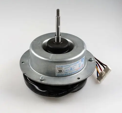 Remko Ventilatormotor mit metallenem Gehäuse und befestigtem Anschlusskasten, ausgestattet mit mehreren Kabeln und einer zentralen Welle.