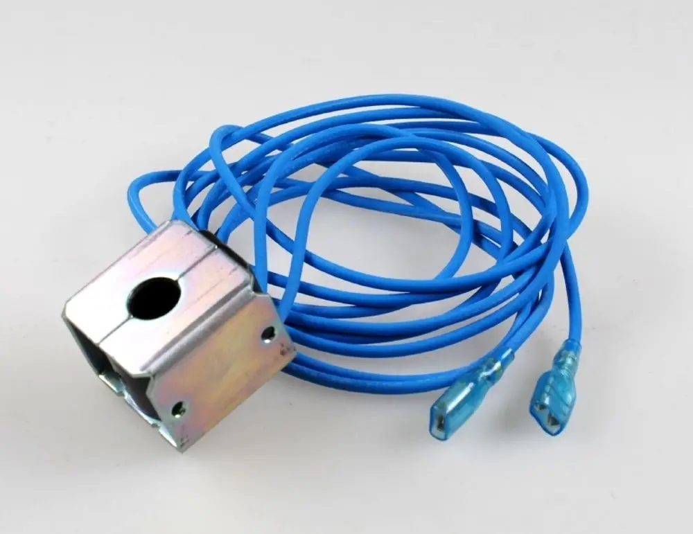 Umkehrventil mit Spule, verkabelt mit blauen Leitungen. Das Produkt zeigt eine Metallkonstruktion und ist möglicherweise für Anwendungen von Remko geeignet.