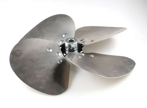 Edelstahl-Ventilatorflügel mit drei Blättern, befestigt an einer zentralen Achse, geeignet für den Einsatz in Ventilationssystemen, möglicherweise von Remko.