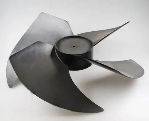 Schwarzer Ventilatorflügel mit fünf Blättern, zentralem Verbindungselement, verwendet in Remko-Verflüssigern. Klar strukturierte Form für Luftbewegung.
