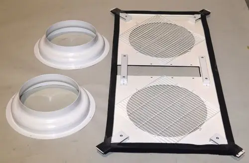 Zwei runde Luftansaugdomen aus Kunststoff neben einer Luftzufuhrplatte mit zwei Gitteröffnungen. Produkt von Remko zur Luftverteilung in Klimaanlagen.