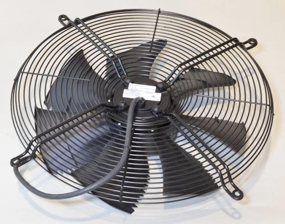 Schwarzer Ventilator mit Metallgittern, mehreren Blättern und Kabel. Hersteller ist Remko. Die Unterseite zeigt die Montage- und Verbindungselemente.