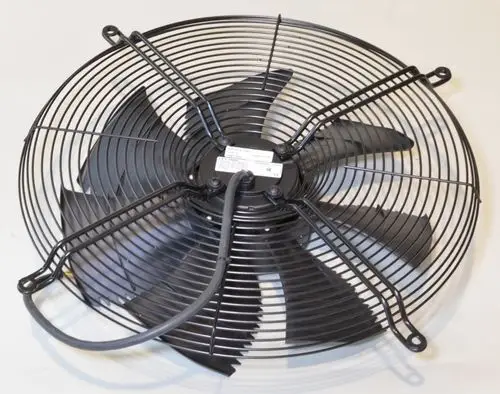 Schwarzer Ventilator mit Metallgittern, mehreren Blättern und Kabel. Hersteller ist Remko. Die Unterseite zeigt die Montage- und Verbindungselemente.