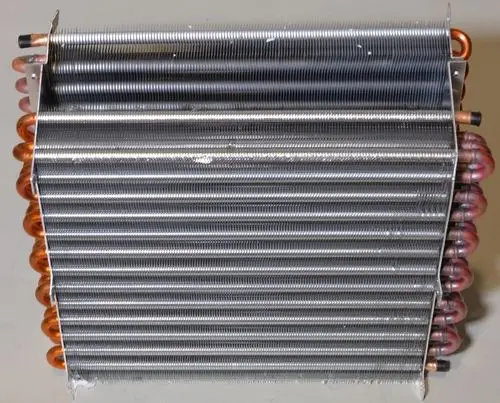 Lamellenwärmetauscher von Remko, hochformatig mit mehreren Kupferrohren und Aluminiumlamellen zur Wärmeübertragung, montierbar für verschiedene Anwendungen.