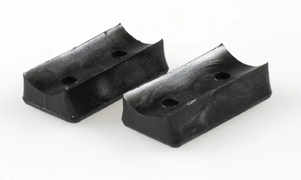 Zwei Gummistopper in schwarzer Farbe, mit zwei Bohrlöchern, gefertigt von Remko. Ideal zum Einsatz in verschiedenen Ständern oder Halterungen.