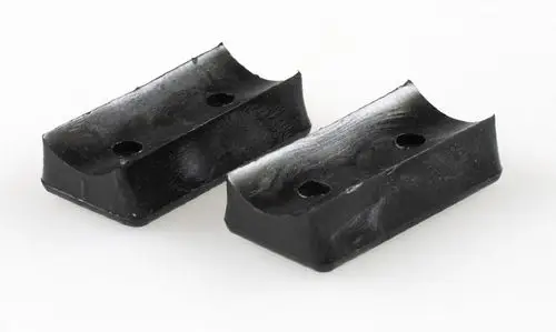 Zwei Gummistopper in schwarzer Farbe, mit zwei Bohrlöchern, gefertigt von Remko. Ideal zum Einsatz in verschiedenen Ständern oder Halterungen.