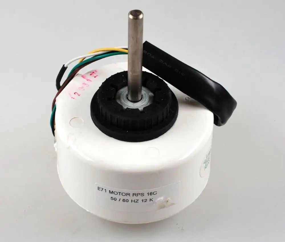 Remko Ventilatormotor mit einem zentralen Welle, diversen elektrischen Anschlussleitungen und einer weißen Gehäuseoberfläche.