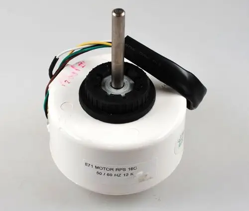 Remko Ventilatormotor mit einem zentralen Welle, diversen elektrischen Anschlussleitungen und einer weißen Gehäuseoberfläche.