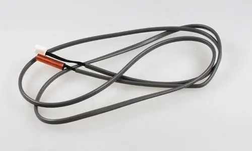 Sensor mit grauen Kabeln und einem weißen Stecker, auf dem ein kupferfarbener Abschnitt zu sehen ist. Produkt von Remko zur Flüssigkeitsleistungsmessung.
