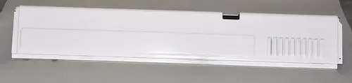 Weißes Seitenblech von Remko, rechte Seite, für die Rückseite einer Geräteeinheit. Einfache, glatte Oberfläche mit Lüftungsschlitzen.